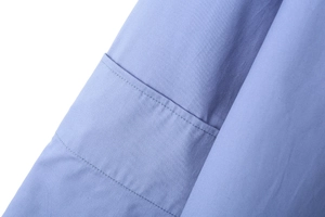 Gros plan du tissu en coton rayé bleu ciel avec coutures précises et détails de texture