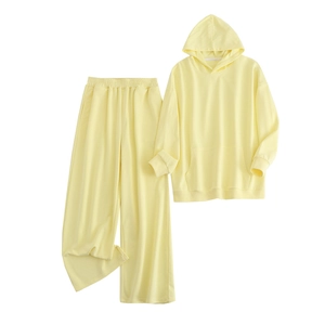 Détail d'un ensemble sweat à capuche oversize et pantalon large en couleur crème poudré