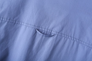 Détail du dos d'une chemise à rayures bleu brume avec une boucle de suspension pratique