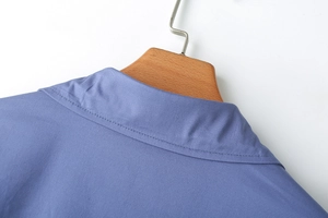 Vue détaillée du col de chemise bleu indigo avec tissu haute densité et couture précise