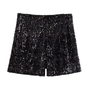 Dettaglio delle paillettes nere ad alta densità e delle cuciture sugli shorts da festa ad A