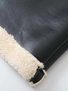 Giacca chic in pelle PU nera con fodera in ecopelliccia bianca e finiture a contrasto
