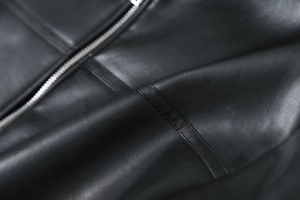 Macro della texture in ecopelle nera di alta qualità con cerniera argento e cuciture