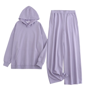 Ensemble sweat à capuche Y2K lavande et pantalon large en maille douce sur fond blanc