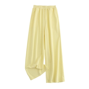 Détail du pantalon large jaune clair avec taille élastique confortable à cordon de serrage