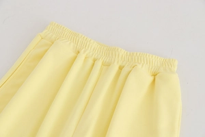 Gros plan sur la taille élastique d'un pantalon de jogging large Y2K en jaune clair