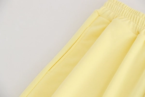 Détails du pantalon jogging jaune clair avec taille élastique et poche latérale
