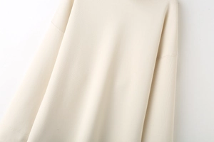 Detail of high-density cream ribbed sweatshirt with drop shoulder and fine seam stitching