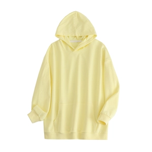 Vue détaillée du sweat à capuche oversize jaune pâle avec poche kangourou et bords-côtes