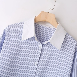 Chemise rayée bleue et blanche style Y2K avec col pointu blanc contrasté pour femme