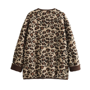 Vue détaillée du dos d'une veste en polaire léopard avec des finitions en tricot marron