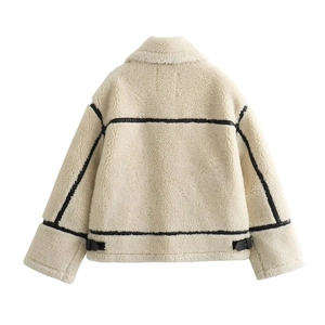 Vue arrière de la veste en peau de mouton crème avec liserés noirs et fausse fourrure