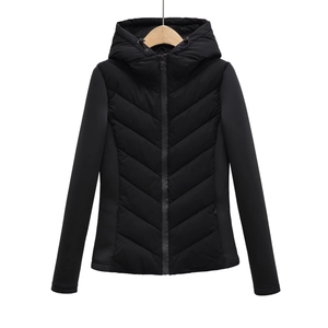 Détail de la veste noire cintrée à capuche avec motifs matelassés en forme de chevron