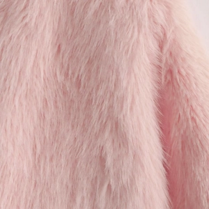 Veste courte en fausse fourrure rose style Y2K avec texture de tissu pelucheux doux