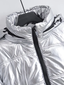 Veste à capuche argent métallisé Y2K avec texture matelassée et zip noir pour femme