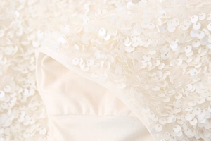 Détails macro du tissu à paillettes blanc cassé avec doublure lisse et coutures soignées