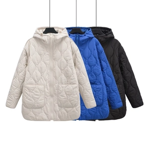 Dettaglio di giacche trapuntate con cappuccio in beige, blu e nero con cuciture a onda