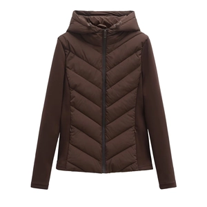 Détail de la doudoune à capuche marron foncé avec matelassage chevron et manches contrastées