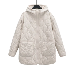 Dettaglio del cappotto imbottito bianco con cappuccio, coulisse e cerniera lampo