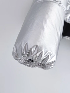 Détail de la manche d'une doudoune argentée brillante avec poignet élastique doux