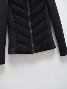 Veste à capuche matelassée Y2K avec surpiqûres en V et empiècements extensibles
