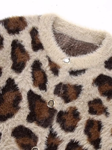 Leoparden-Strickjacke für Damen mit flauschiger Textur und dekorativen Goldknöpfen