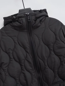 Giacca trapuntata nera Y2K con cappuccio, cuciture ondulate e zip per l'inverno