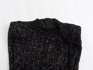 Detail von hochdichten schwarzen Pailletten am Stehkragenkleid mit Rückreißverschluss