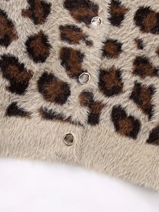 Damen Strickjacke mit Leopardenmuster, flauschiger Textur und goldenen Metallknöpfen