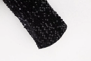 Détail de paillettes noires scintillantes cousues sur le tissu du haut Y2K à manches