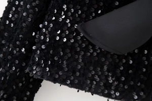 Détails de paillettes noires et ruban gros-grain sur le haut Y2K ajusté pour femmes