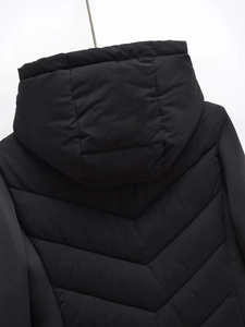 Détail du dos d'une doudoune noire à capuche avec matelassage en V et tissu coupe-vent