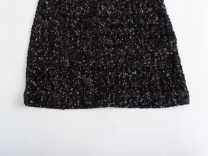 Detailansicht der schwarzen Pailletten-Struktur an einem Y2K Mini-Kleid