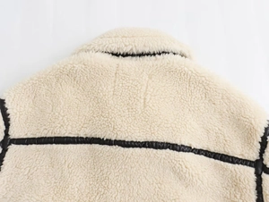 Détails du dos en peau de mouton synthétique blanc cassé avec des bandes en cuir noir