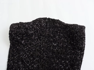 Makroaufnahme von schwarzen Pailletten auf ärmellosem Y2K-Minikleid mit Reißverschluss