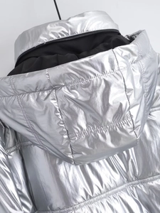 Vue détaillée de la veste argentée à capuche avec coutures matelassées et doublure noire