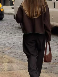 Minimalist Y2K style brown oversized jacket paired with black wide-leg pants and handbag