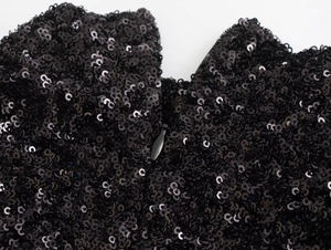Detailansicht des unsichtbaren Reißverschlusses und der schwarzen Pailletten am Kleid
