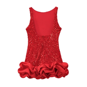 Détail de la robe à paillettes rouges avec dos nu en U et finitions en satin plissé