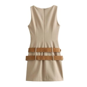Détail de la robe mini sans manches kaki avec doubles ceintures marron et fermeture éclair