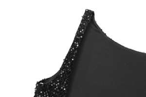 Gros plan détaillé de paillettes noires brillantes sur une mini robe sans manches