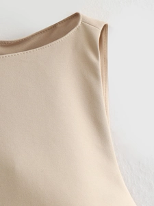 Robe d'été sans manches pour femme coupe ajustée en maille beige avec col rond et ceinture