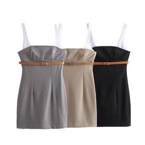 Détail de robes ajustées en gris, beige et noir avec ceintures fines en cuir marron