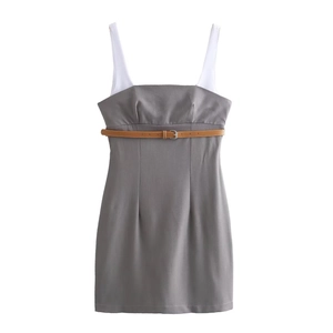 Détail d'une mini-robe grise avec larges bretelles blanches et ceinture marron