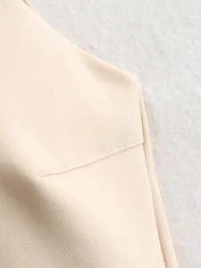 Gros plan du tissu tissé abricot avec des détails de couture fins sur une robe d'été