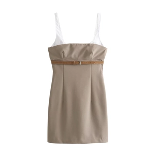 Détail de la robe patchwork beige avec ceinture fine à la taille et bretelles blanches