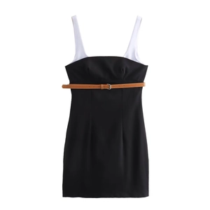 Détail d'une robe moulante noire avec bretelles blanches et fine ceinture en cuir marron