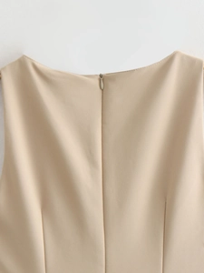 Détail de la fermeture éclair invisible au dos de cette robe moulante sans manches
