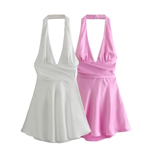 Dettagli degli abiti allacciati al collo in raso rosa e bianco con scollo a V e pieghe