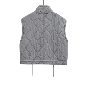 Vista posteriore del gilet trapuntato grigio con collo alto e coulisse regolabili